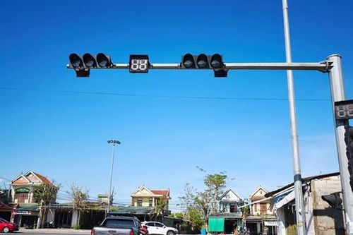 Hà Tĩnh khẩn trương khắc phục đèn giao thông hư hỏng sau mưa bão