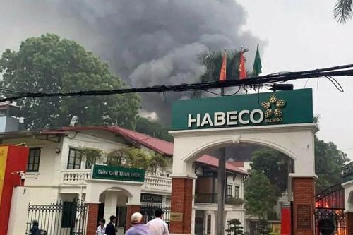 Cháy lớn ở Nhà máy Bia Hà Nội, cột khói đen cao hàng chục mét