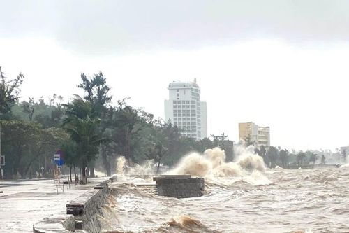 Bão số 15 (bão Koto) di chuyển chậm, suy yếu dần thành áp thấp