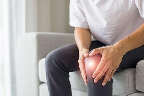 Đau khớp gối khi trời lạnh, người bệnh nên làm gì?