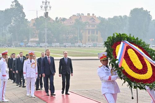 Phó Chủ tịch thứ nhất Hội đồng Liên bang Quốc hội Liên bang Nga A.V. Yatskin viếng Lăng Chủ tịch Hồ Chí Minh