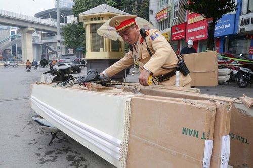 Hà Nội: Nắm rõ quy định nhưng vẫn chở hàng cồng kềnh, hàng loạt lái xe bị xử lý