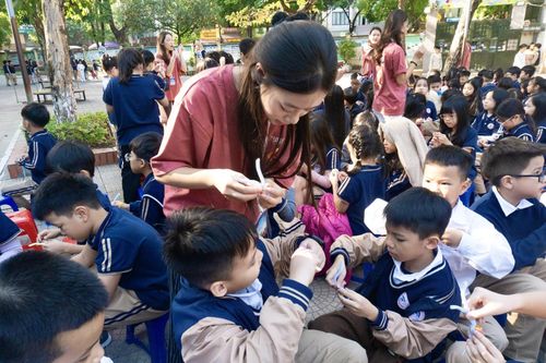Học sinh THPT Hà Nội 'gieo hạt tri thức - điểm màu ước mơ' cho học sinh tiểu học