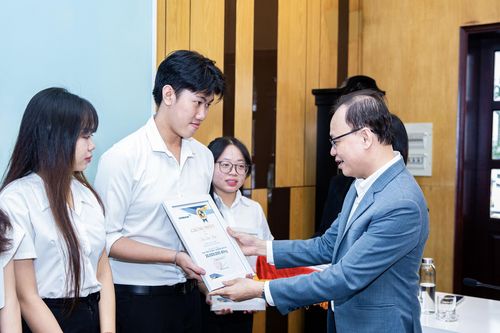 Eximbank trao học bổng trị giá 300 triệu đồng cho sinh viên Đại học Kinh tế TP. Hồ Chí Minh