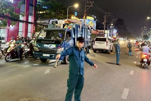 Va chạm liên hoàn với xe chở rác, 1 người tử vong