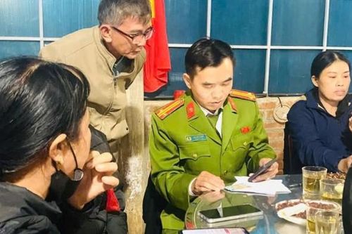Công an xã tuyên truyền về chuyển đổi số cho người dân tại Quảng Trị