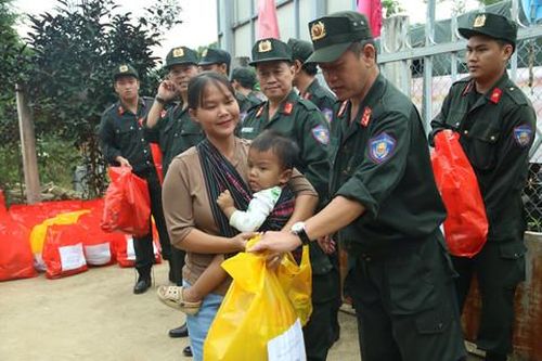 'Thần tốc' xây dựng, sửa chữa nhà cho người dân vùng lũ