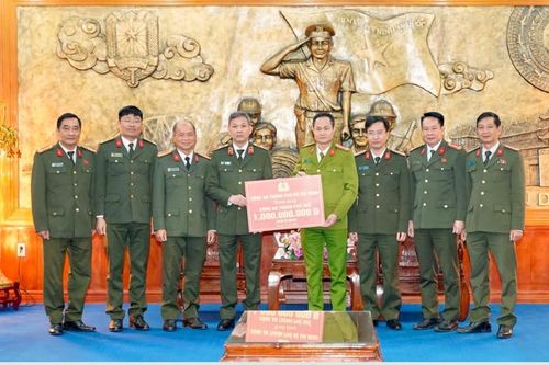 Công an TPHCM: Hoàn thành xuất sắc nhiệm vụ cứu hộ, cứu trợ lũ lụt tại miền Trung