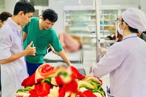 Bệnh viện kích hoạt báo động đỏ để cấp cứu 13 học sinh bị lật xe