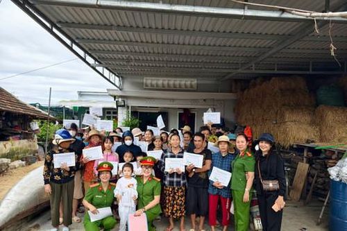 Cán bộ, chiến sĩ Phòng Cảnh sát kinh tế Công an TPHCM hỗ trợ người dân vùng lũ