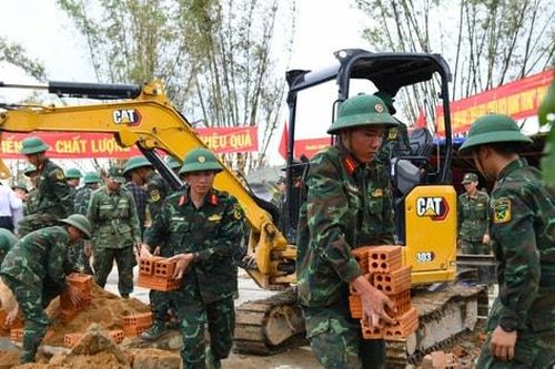 Nhộn nhịp công trường Chiến dịch Quang Trung xây lại nhà cho người dân vùng lũ