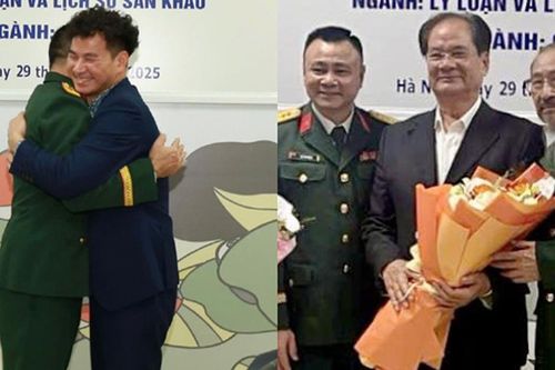 NSND Xuân Bắc mừng NSND Tự Long bảo vệ thành công luận án Tiến sĩ