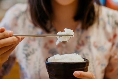 Chuyên gia hướng dẫn cách ăn cơm nguội giúp giảm cân và ổn định đường huyết