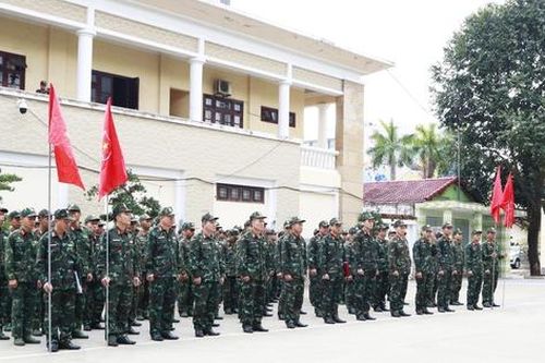 Bộ đội thần tốc vào vùng lũ giúp dân dựng nhà mới trước Tết