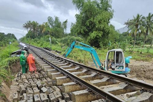 Đường sắt dừng chạy loạt mác tàu Bắc- Nam do hạ tầng chưa phục hồi sau mưa lũ