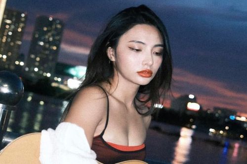 Nhan sắc nữ ca sĩ Việt vừa lộ ảnh hẹn hò đồng nghiệp