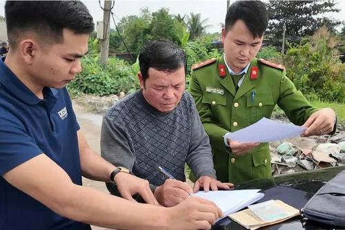 Hải Phòng: bắt quả tang vụ đổ chất thải trái phép ra đê tả sông Lạch Tray