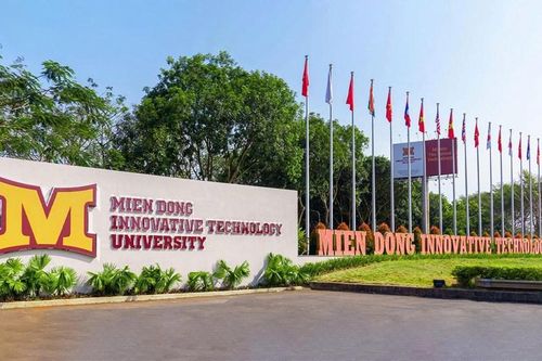 Hiệp hội Vật lý Việt Nam tặng bằng khen cho MIT University Việt Nam
