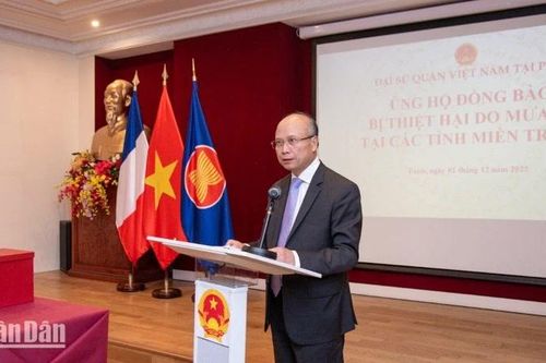 Các cơ quan đại diện Việt Nam tại Pháp ủng hộ đồng bào bị bão lũ