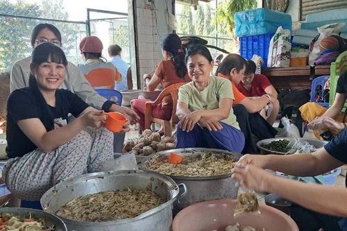 Ấm lòng hơn 2.000 suất cơm nghĩa tình được trao đi mỗi tháng
