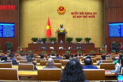 Kiến nghị cần có những chính sách đột phá về chế độ, tiền lương cho nhân viên y tế