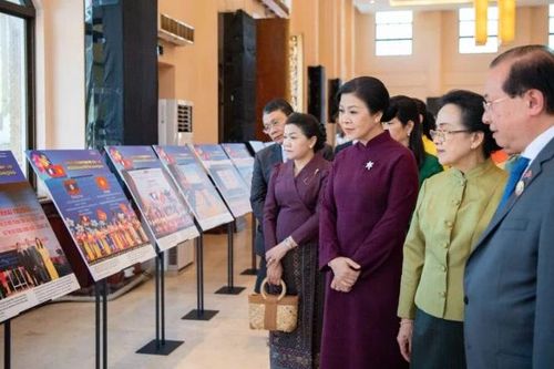 Bà Ngô Phương Ly, phu nhân Tổng Bí thư Tô Lâm dự khai mạc Tuần phim Việt Nam và triển lãm ảnh về quan hệ Việt Nam-Lào
