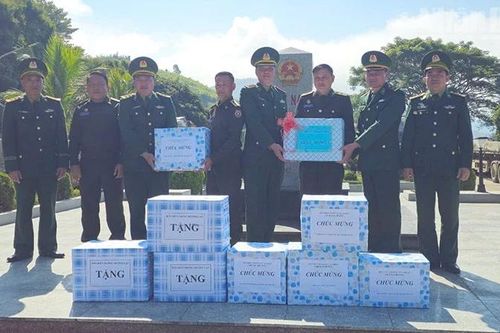 Bộ đội Biên phòng Sơn La tặng quà lực lượng bảo vệ biên giới nước bạn Lào