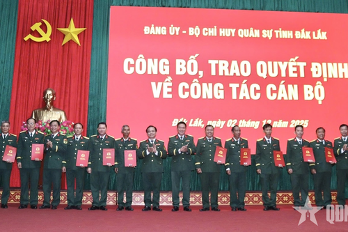 Bộ CHQS tỉnh Đắk Lắk công bố, trao quyết định thăng quân hàm, nâng lương cán bộ