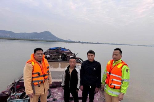 Tóm 'sa tặc' giữa sông