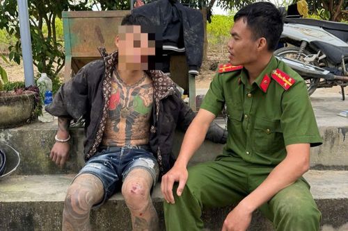 Thanh niên 'nhiều mực' giấu… đá