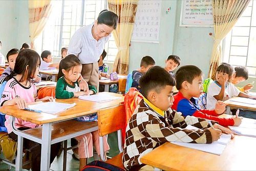 Học sinh vùng lũ trở lại trường