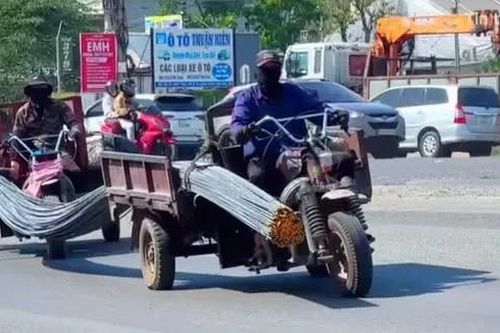 Xử phạt tài xế hai xe ba gác 'hợp tác' cùng chở bó thép quá khổ
