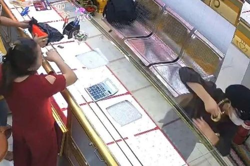 Giả vờ mua vàng rồi cướp giật