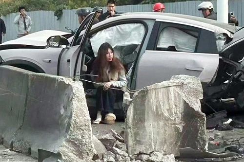 Nio EC6 gãy đôi sau tai nạn kinh hoàng, hành khách thoát nạn thần kỳ