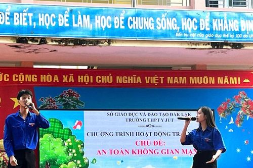 Trang bị 'lá chắn số' cho học sinh phổ thông
