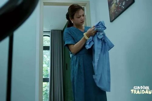 Gia đình trái dấu tập 2: Bà Ánh phát hiện có dấu son lạ trên áo chồng