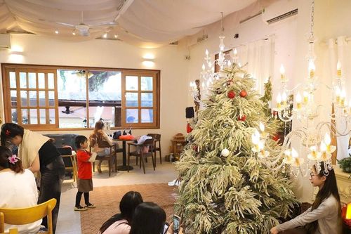 Nhiều quán cà phê gây ấn tượng với không gian Noel như trời Âu