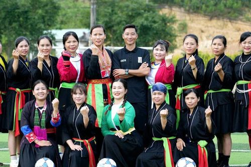 Giải bóng đá nữ dân tộc thiểu số Cúp VTV5 rực lửa sắc phục truyền thống