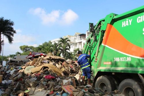 Khánh Hòa: Dân vùng lũ chủ động thuê xe thu gom rác, nhanh chóng ổn định đời sống