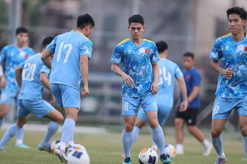 U22 Việt Nam tập buổi đầu tại Thái Lan: Văn Khang không áp lực với băng đội trưởng