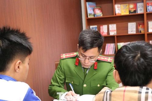 Khi cha mẹ, nhà trường và công an cùng bắt tay 'cứu' học sinh hư