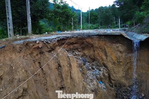 Hàng trăm điểm sạt lở ở Quảng Ngãi do mưa lũ, thiệt hại 120 tỷ đồng