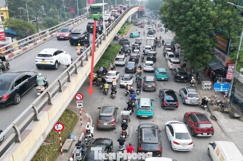 Hà Nội: Một đoạn đường chưa đầy 500 mét 'gánh' hai điểm nóng ùn tắc