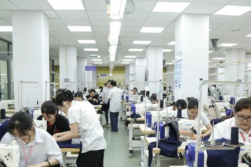 300 sinh viên biến phòng thực hành thành xưởng may đồng phục cho học sinh vùng lũ