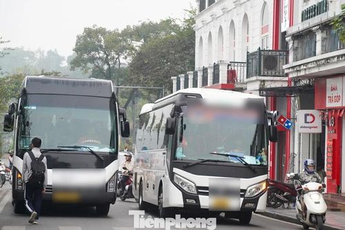 Xe khách cỡ lớn chiếm trọn mặt đường, bất chấp giờ cấm ở phố cổ Hà Nội