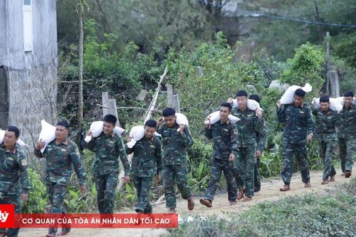 'Cuộc chiến' vá đê nghìn bao cát ở Gia Lai