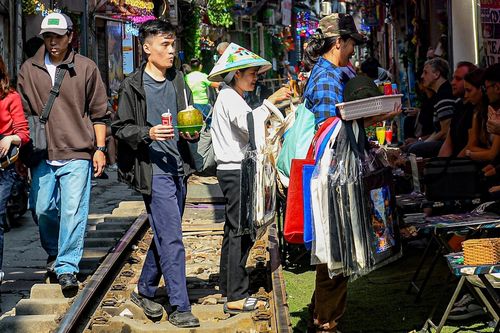 Cảnh ngao ngán ở phố cà phê đường tàu Hà Nội chỉ sau vài ngày giải tỏa