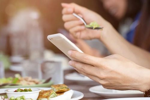 4 tác động cực xấu đến sức khỏe từ thói quen của hàng triệu người mỗi khi ăn