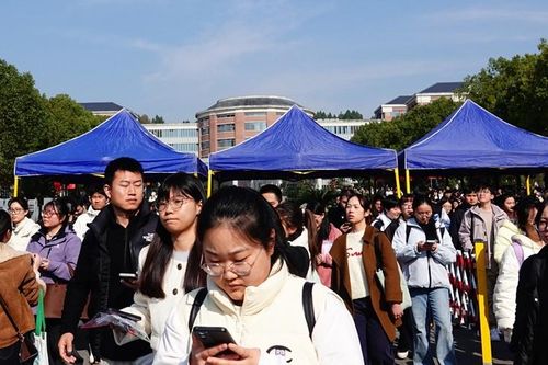 Hàng triệu người chen chân thi công chức, kỳ vọng công việc ổn định suốt đời