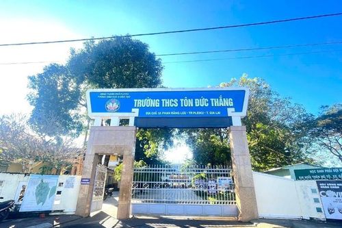 Mượn bài kiểm tra không trả, nữ sinh bị 2 bạn cùng lớp đánh tới tấp